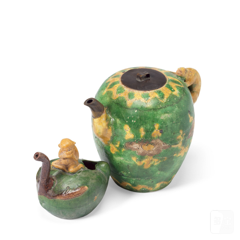 明 三彩桃形水丞及松鼠飾茶壺 | A SANCAI GLAZED POTTERY WATERPOT AND A SANCAI-GLAZED TEAPOT - 图3